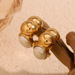 Boucles d'oreilles créoles plaquées or 18K en acier inoxydable avec perles nacrées