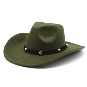 Détail du chapeau en feutre olive avec bande en cuir et rivets métalliques dorés