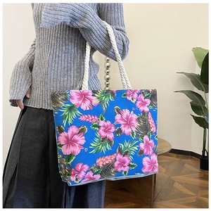 Bolso tote de lona azul con estampado de flores de hibisco y asas de cuerda blanca