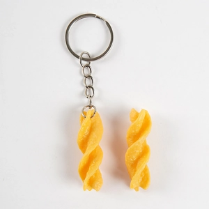 Portachiavi realistico a forma di fusilli con anello in metallo su sfondo bianco