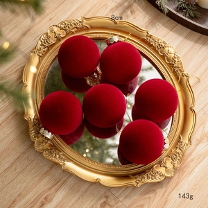 Lot de six boules de Noël floquées rouges de 8 cm sur plateau doré pour décoration de fête
