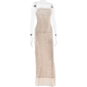 Dettaglio dell'elegante abito da sera a fascia con paillettes champagne e bordo in tulle