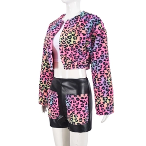Dettaglio della giacca corta in pelliccia sintetica leopardata e pantaloncini in pelle PU