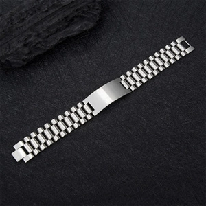 Nahaufnahme von silbernem Edelstahl-Panzerarmband mit glatter, gravierbarer Mittelplatte