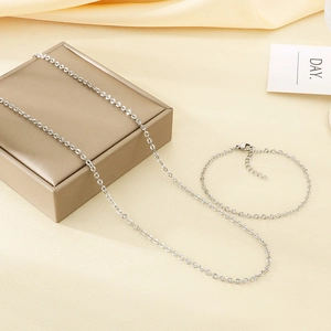 Vista dettagliata del set collana e bracciale in acciaio inossidabile argento su seta
