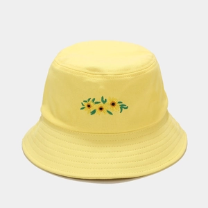 Détail de la broderie tournesol sur un chapeau bob en coton jaune vif pour le soleil