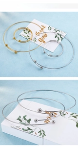 Details minimalistischer Edelstahl-Halsreifen in Gold und Silber mit polierten Rundperlen