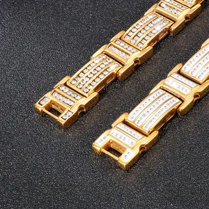 Macro d'un bracelet punk plaqué or avec sertissage complet de diamants et design gourmette