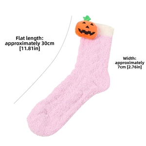 Rosa Plüschsocke aus Korallenfleece mit Kürbis-Dekor und Größenangaben in 30cm Länge