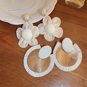Bohemian Raffia Flower Drop Earrings Round Woven Geometric Fan Shape Alloy Jewelry With Silver Earring Post For Women