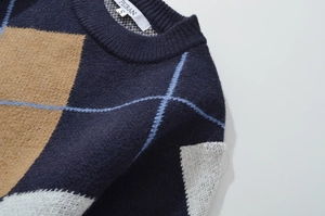 Detail von Rippstrick-Rundhalsausschnitt und Rautenmuster auf dem Kaschmirpullover