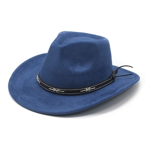 Detail eines dunkelblauen Cowboyhuts aus Wildlederimitat mit Lederband und Stickerei