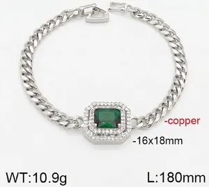 Detailansicht eines 18k weißvergoldeten Kupferarmbandes mit einem quadratischen grünen Edelstein