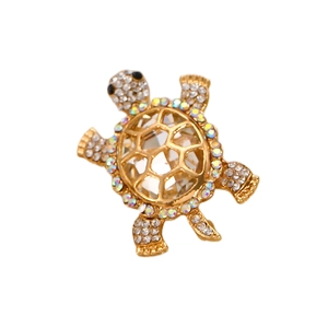 Vue détaillée de la broche tortue avec coque en cristal et strass blancs scintillants
