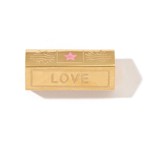 Pendentif doré rectangulaire avec étoile rose et gravure LOVE sur fond blanc pur