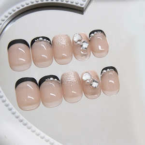 Faux ongles French noirs élégants avec paillettes argentées, perles et strass en cœur