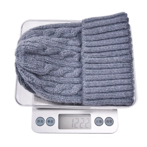 Detaillierte Gewichtsanzeige der grauen Winterstrickmütze mit einem Gewicht von 122,2 g