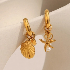 Asymmetrical 18K gold-plated starfish and shell earrings with white pearls for beachwear
