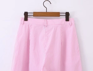 Dettaglio della vita dei pantaloni a righe rosa e bianche con passanti per cintura