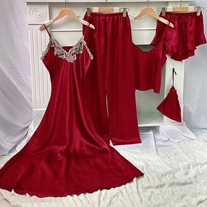 Ensemble de pyjama 5 pièces en satin rouge avec caraco à col en V dentelle, pantalon et sac
