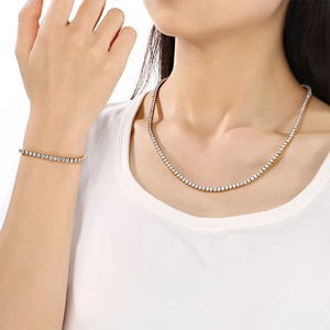 Ensemble collier et bracelet rivière doré avec pierres de zircone porté par un mannequin