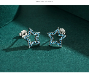 Vue macro des boucles d'oreilles étoile en argent S925 avec détails en pavé turquoise