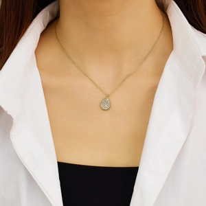 Collier élégant avec pendentif goutte en zircon doré pour femme sur fond de chemise