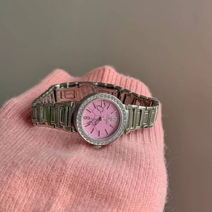 Montre élégante pour femme à quartz avec cadran marbre rose et lunette strass en acier argenté