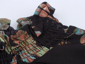 Detail eines geblümten Chiffonkleids mit Smok-Textur und zarten Rüschenkanten