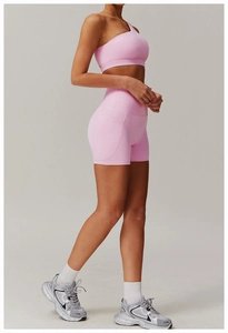Détail de la brassière rose à une épaule et du short taille haute avec poches latérales