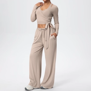 Détail d'un ensemble de yoga kaki clair avec haut croisé et pantalon large