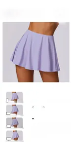 Detailweergave van de lavendelkleurige geplooide tennis-skort met een hoge taille
