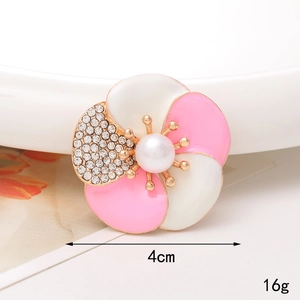 Vue macro d'un accessoire fleur rose de 4cm avec perles et strass, poids de 16g