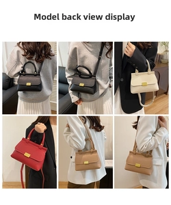 Sac trapèze avec texture litchi et boucle dorée présenté en divers styles de porté