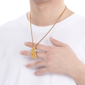 Gros plan d'un pendentif serpent hip-hop avec yeux rouges sur chaîne plaquée or