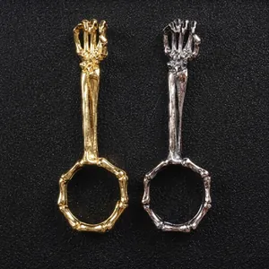 Vue détaillée des bagues main de squelette avec texture d'os plaqué or et argent