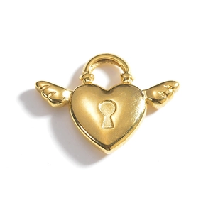 Détail d'un pendentif cadenas en forme de cœur plaqué or 18 carats avec ailes