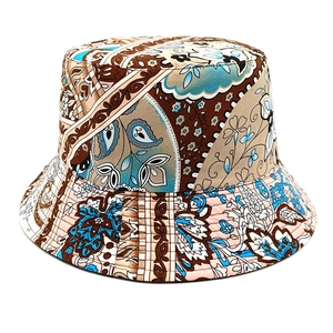 Détail d'un chapeau bob avec imprimé paisley, motifs floraux et coutures renforcées sur le bord