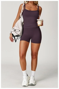 Detail von lila Yoga-Shorts mit hohem Bund und nahtlosem Design für Fitnessübungen