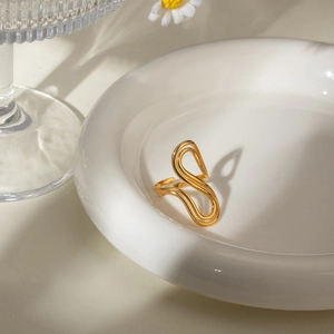 Minimalist double-layer 18k gold stainless steel S-shape open ring on white ceramic plate