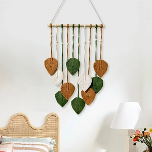 Décoration murale bohème en macramé fait main avec tige en bois et feuilles en coton colorées