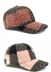 Detailweergave van de pluizige geruite textuur van deze winterse fleece honkbalpetten
