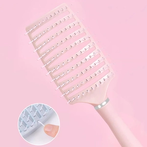 Brosse à cheveux courbée rose avec picots de massage pour volume et séchage rapide