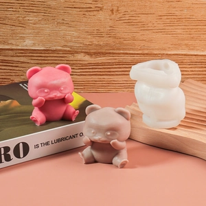 Dettaglio dello stampo in silicone panda traslucido con due orsetti in gesso finiti