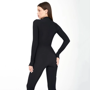 Combinaison noire moulante à manches longues pour femmes avec vue arrière et effet galbant