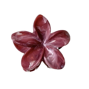 Détail d'une pince à cheveux frangipanier 8cm avec texture marbrée dégradée rose