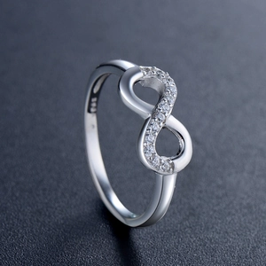 Raffinato anello infinity in argento sterling S925 da donna con finitura lucida su sfondo grigio