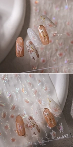 Dettaglio macro degli adesivi unghie M-453 con farfalle iridescenti e motivi floreali oro
