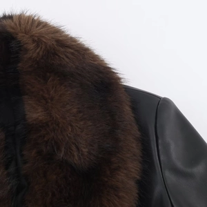 Dettaglio del collo in ecopelliccia marrone scuro e trama in pelle nera sul cappotto