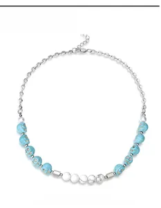 Détail d'un collier street-style avec perles de crâne bleues et perles de marbre blanc